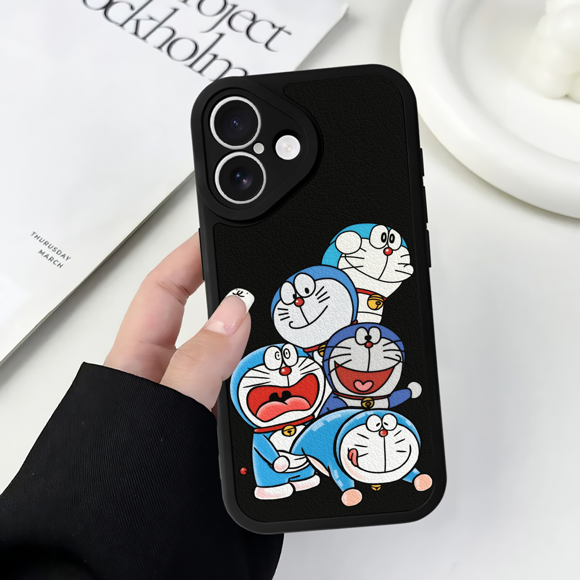（画像用） ドラえもん Doraemon 【iPhone 16シリーズ対応】シリコンスマホケース（レザー調） 材質：シリコン